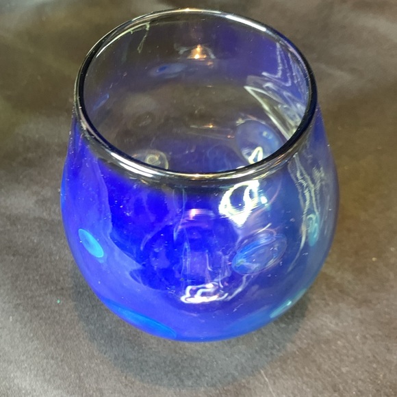Hand blown artist signed neon blue coin dot stemless wineglasses - Picture 12 of 12